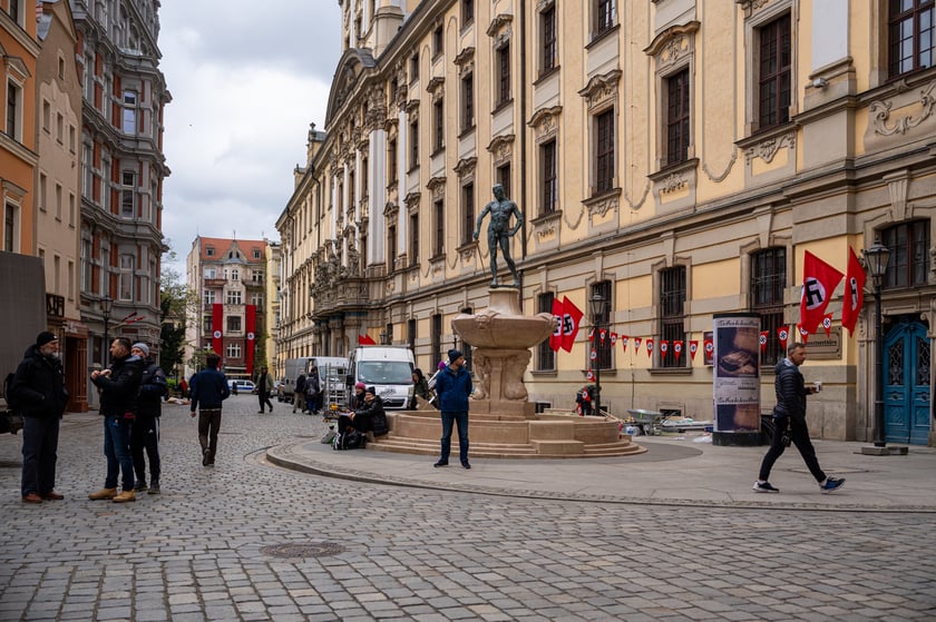 Plan zdjęciowy w okolicach Uniwersytetu Wrocławskiego. - Z uwagi na szczególne tło historyczne serialu (nazistowskie Niemcy lat 30. XX wieku), w przestrzeni miasta powstaną plany scenograficzne, uwzględniające określone znaki i symbole, charakterystyczne dla danego okresu historycznego, których nie należy w żaden sposób interpretować dosłownie – są jedynie dekoracją do filmu - informuje producent filmu